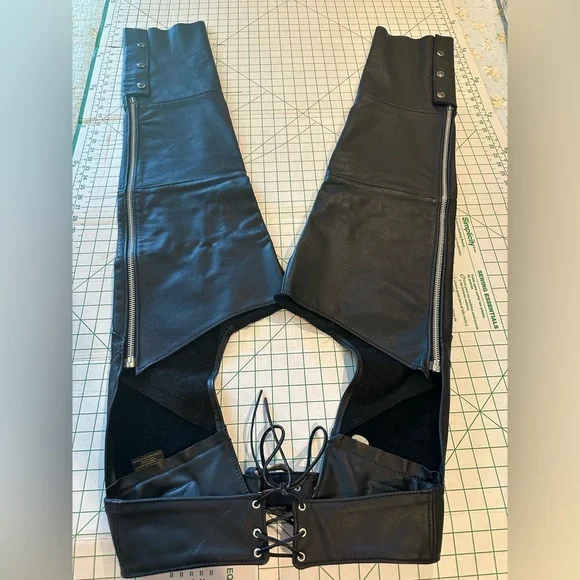 Harley Davidson women’s black leather chaps excellent condition buckle lace up - Picture 3 of 16